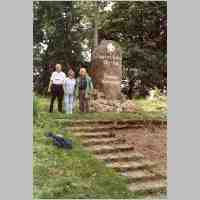 905-1327 Ostpreussenreise 2004. Der Gedenkstein in Plibischken.jpg